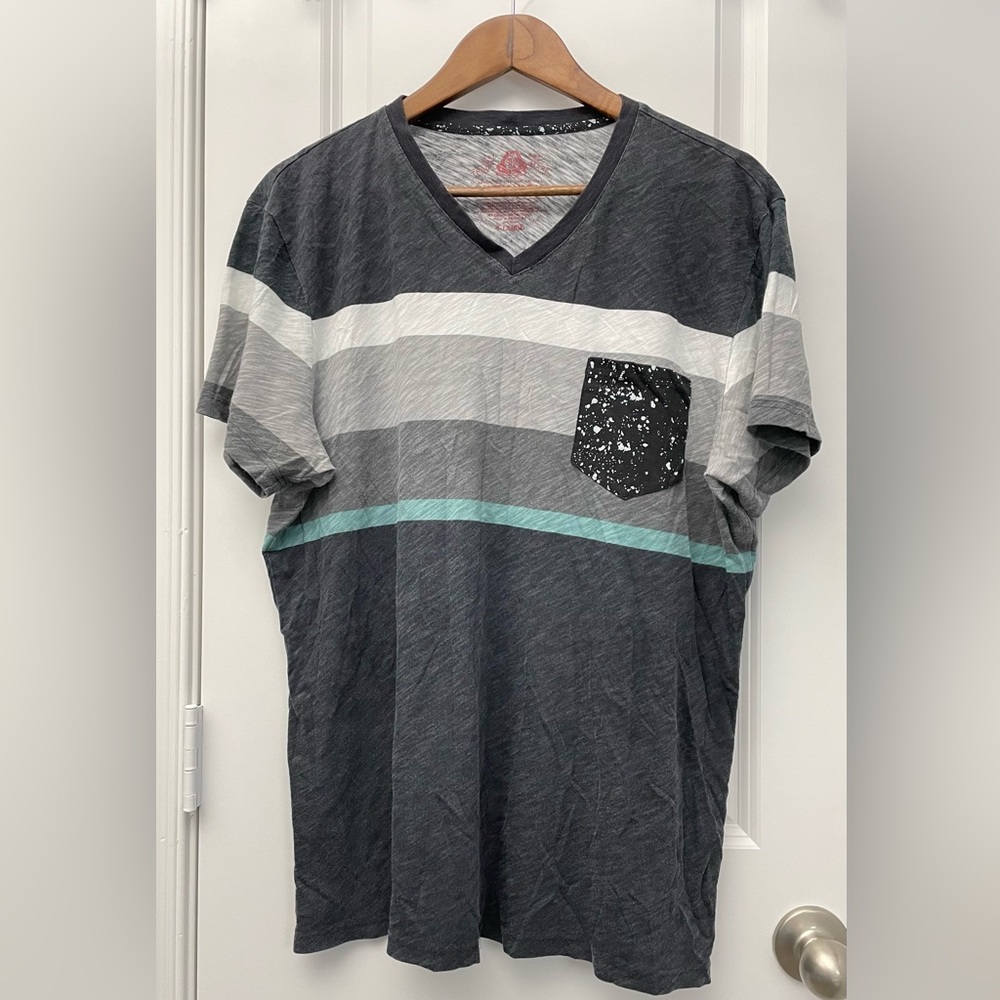 AMERICAN RAG Men’s Striped Print V-neck w Pocket Shirt. Size XL